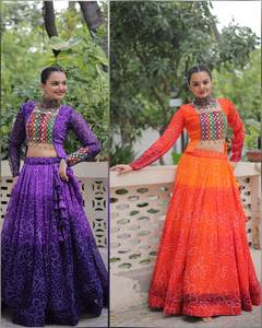 Lehenga con Estampado Bandhani Naranja con Parches de Kutchi Gamthi y Blusa a Juego - Product Image 2