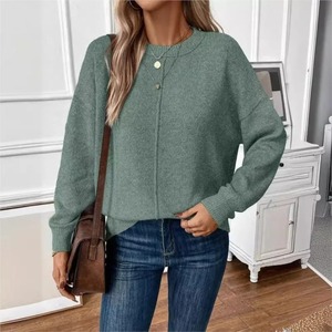 เสื้อไหมพรมแฟชั่นฤดูใบไม้ร่วงฤดูหนาว ทรงหลวม คอกลม แขนยาว สีพื้น เรียบง่าย สวมใส่ได้หลากหลาย มีโลโก้ด้านหน้า - Product Image 1