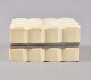 Impresionante joyero con incrustaciones de hueso funcional y artístico con tallas detalladas para almacenamiento - Product Image 3