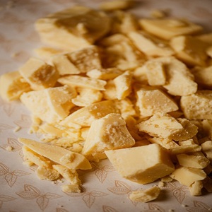Beurre de cacao pur et non raffiné |   Beurre hydratant riche et crémeux pour les soins de la peau et les cosmétiques |   Approvisionnement en gros - Product Image 4