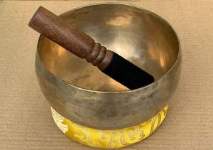 Cuenco Musical de latón hecho a mano con mazo de madera Ideal para terapia de sonido Meditación Curación y flujo de energía positiva - Product Image 6