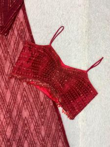 Collection de vêtements de soirée prêts-à-porter, style occidental, entièrement cousus, avec broderie de créateur, travail de sequins et tissu en résille à motifs papillons. - Product Image 5