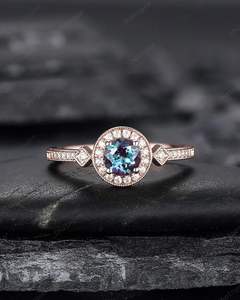 Anillo de compromiso de Alejandrita con forma delicada de Plata de Ley 925 para mujer, piedras principales de rubí de diamante Moissanite creado en laboratorio de media eternidad - Product Image 6