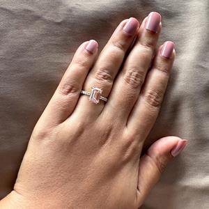 Anillo de Compromiso con Diamante Cultivado en Laboratorio de Color Rosa Esmeralda con Certificación IGI, Anillo de Boda Redondo de Oro de 14k a Bajo Precio - Product Image 2