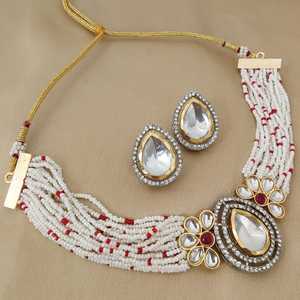 Hermoso collar de gargantillas de diamantes artificiales chapados en oro de calidad premium con hermosos pendientes perfectos para ocasiones festivas - Product Image 6