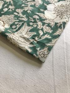 Tissu en coton imprimé à la main, motif floral classique indien Mughal en vert sarcelle et ivoire - Product Image 4