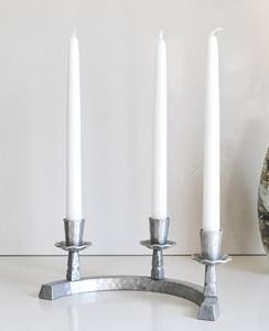 Candelero de aluminio forjado a mano Soporte de vela triple Decoración de mesa Exhibición de velas de metal de estilo antiguo - Product Image 1