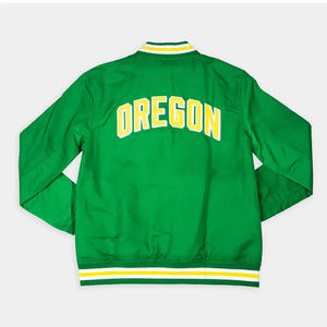 เสื้อแจ็คเก็ตบอมเบอร์ผู้ชายสไตล์วินเทจลำลองสำหรับฤดูหนาว ผ้าซาติน โพลีเอสเตอร์ ติดกระดุม ปักลาย แนวสปอร์ต วาร์ซิตี้ เป็นมิตรกับสิ่งแวดล้อม - Product Image 4