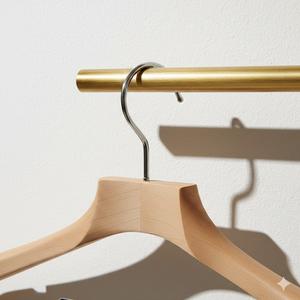 Cintres de luxe en bois de hêtre écologiques avec revêtement antidérapant en caoutchouc pour l'affichage de vêtements haut de gamme en magasin - Product Image 4