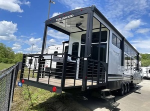 VENTES AUX ENCHÈRES PARFAITES POUR DES VÉHICULES NEUFS ET D'OCCASION : Nouveaux camping-cars F-o-r-e-s-t R-i-v-e-r W-i-l-d-w-o-o-d Grand Lodge 42VERANDA RVs CAMPER PRÊTS À ÊTRE EXPÉDIÉS - Product Image 5