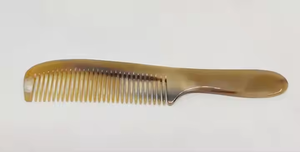 Peigne à cheveux en corne naturelle Couleur aléatoire Massage barbe Peignes multi-usages Taille différente par Crescent Crafts - Product Image 2