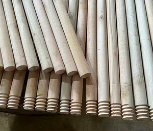 Gran cantidad de palos de madera redondos para la producción agrícola y la fabricación de muebles - Product Image 1