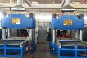 Presse de <span class=keywords><strong>vulcanisation</strong></span> automatique de colonne pour le dispositif push-pull de moule de pneus pleins inclus machines de traitement du caoutchouc - Product Image 4