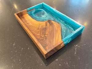 Bandeja de Servir de Madera y Resina Epoxi Azul Claro Hecha a Mano, Asas en Oro Rosa, Diseño de Borde Natural, Tabla de Charcutería Multiusos para Cocina - Product Image 6