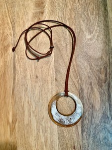 Collier pendentif en corne de buffle naturelle fait à la main pour femmes hommes et filles plaqué diamant charme style mignon avec des couleurs naturelles - Product Image 6