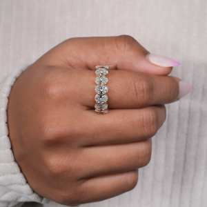 Bague d'éternité de mariage classique pour femme en or jaune 10 carats, diamant de laboratoire certifié IGI, clarté VVS2/VS1, taille ovale, sept pierres - Product Image 4