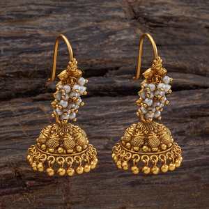 Pendientes Colgantes Vintage Silver Temple 170615 Chapados en Oro Blanco con Esmeralda, Perla y Diseño Floral para Bodas - Product Image 1
