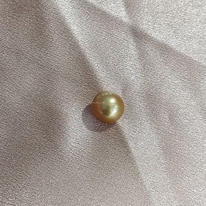 Perla marina dorada de 14 mm de grado AA que exuda una elegancia atemporal, ideal para crear joyas lujosas y adornos elegantes. - Product Image 4