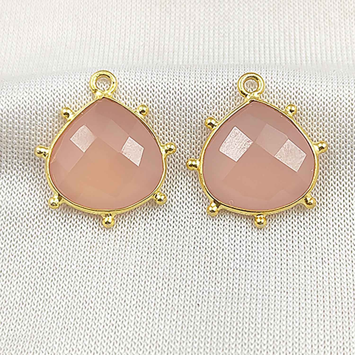 สีชมพูคาลซิโดนีสีทอง