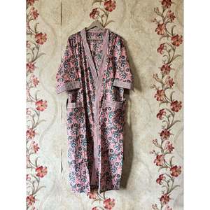 Robe kimono en coton à fleurs, respirante et élégante pour les occasions de loisirs - Product Image 1