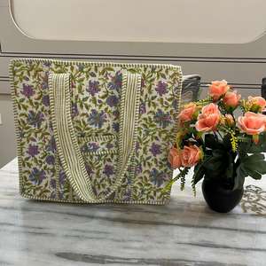 Sac fourre-tout en coton matelassé réutilisable pour les courses, fait à la main, vert, imprimé à la main en Inde avec des motifs floraux roses d'astilbe, sac à bandoulière - Product Image 3