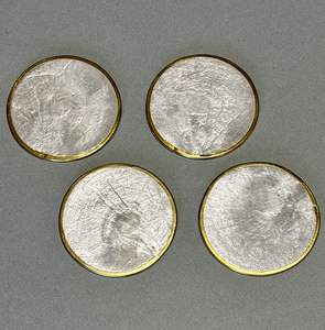 Sous-verres uniques en nacre brillante, conçus pour embellir les espaces de table avec de magnifiques motifs de coquillages faits à la main - Product Image 1