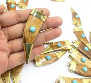 Pendentif en corne naturelle fait à la main de haute qualité avec travail en laiton, bijoux vintage, cadeau de Noël en provenance d'Inde - Product Image 1