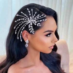 Peineta para el Cabello Bridella BHP557-S con Pedrería Plateada, Hecha a Mano, Cómoda, Ajuste Seguro, Decoración de Cabello Elegante para Novias y Damas de Honor - Product Image 4
