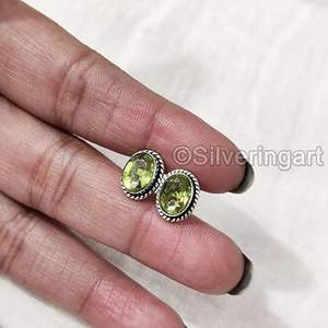 ต่างหูแบบติดหูสำหรับผู้หญิง พลอยเพอริดอทธรรมชาติ ของขวัญคริสต์มาส วันเกิด เครื่องประดับทำมือสไตล์โบฮีเมียน ต่างหูเงินแท้ 925 - Product Image 1