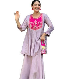 Kurti e pantaloni alla moda color lavanda con scollo a O, decorati con lavorazioni a mano Latkans, per donna o sposa, a un prezzo ragionevole. - Product Image 1
