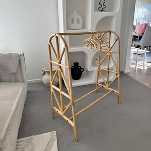 Support de présentation suspendu pour vêtements d'enfants, en rotin naturel, excellent choix pour les vêtements d'enfants - Product Image 6