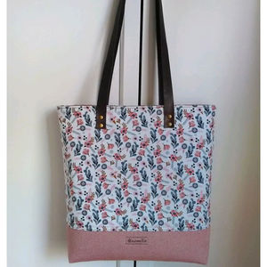 Sac fourre-tout à panneaux floraux pastel avec imprimé botanique et base rose en blanc et multicolore, fabriqué en toile de coton mélangée - Product Image 1