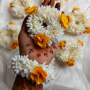 Cravates à cheveux de mariage à fleurs jaunes chouchous bande de caoutchouc durable Gajra accessoire faveurs de chignon de mariée pour les mariées en plastique - Product Image 1