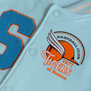 Veste d'université au design classique pour homme avec patch brodé sur la poitrine et ourlet côtelé à col montant - Product Image 2