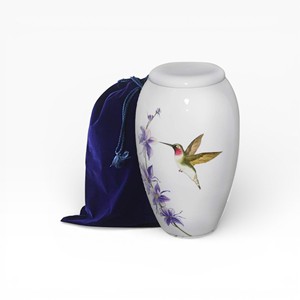 Urne funéraire en céramique blanche avec motif colibri et fleur violette, avec sac de rangement en velours - Product Image 1