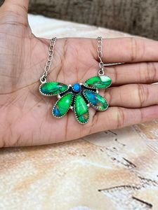 สร้อยคอนกยูงดาห์เลียหินธรรมชาติเงินสเตอร์ลิงทำด้วยมือเป็นของขวัญลายดอกไม้ที่มีสีสันสำหรับช่างฝีมือที่ได้รับแรงบันดาลใจจากธรรมชาติ - Product Image 4