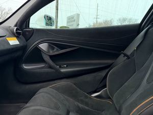 EXCELENTE COUPE USADO 2025 750S RWD CON TRANSMISIÓN MANUAL DE 7 VELOCIDADES, MOTOR V8 DE 4L Y 740 HP - Product Image 2