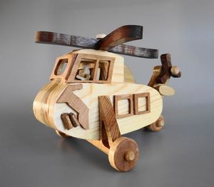 Tesoros atemporales: juguetes de madera con helados, tanques y camiones - Product Image 5