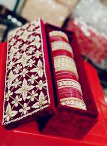 Caja de regalo de almacenamiento de joyas decorativas con diseño tradicional Caja de regalo de joyería nupcial bordada a mano con nombre y fecha - Product Image 4