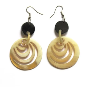 Boucles d'oreilles élégantes en corne de buffle naturelle pour filles et femmes fabriquées à la main en Inde par Crescent Crafts - Product Image 1