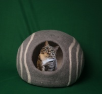 SAMYAK Lit pour chat en feutre écologique en laine mérinos - Lit pour animaux de compagnie fait à la main, confortable pour l'intérieur, motif rayé, tailles et couleurs personnalisables