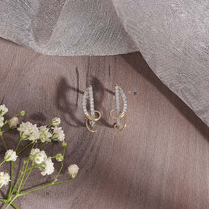Boucles d'oreilles clous en or 14 carats plaqué rhodium avec diamant taille princesse et perle pour femme - Product Image 1