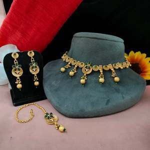 Radiant Gold Tone Regal Charm Kundan Collier serti de bijoux en laiton Maang Tikka pour la mariée Occasions festives Finition dorée - Product Image 2