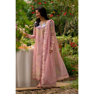 Conjunto de traje Rang Rasiya para mujer de 3 piezas: camisa de lentejuelas bordada con dupatta de malla Khaddi y pantalones bordados - BIC-4891 - Product Image 2