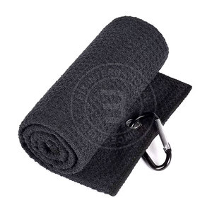 Toalla de golf tipo waffle hecha con el mejor material, con sujeción segura para fácil transporte en la bolsa, en venta. - Product Image 2
