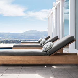 Chaise longue en teck écologique pour usage extérieur, au style moderne et durable, équipée de coussins moelleux - Product Image 1