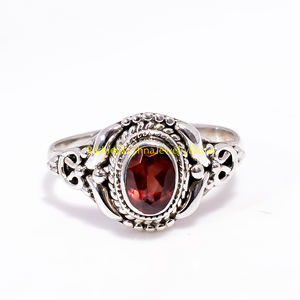 แหวนเงินแท้ 925 ประดับพลอยโกเมนสีแดงธรรมชาติทรงรี ดีไซน์วินเทจลายฉลุ งานแฮนด์เมด ของขวัญสำหรับผู้หญิงหรือผู้ชาย - Product Image 5