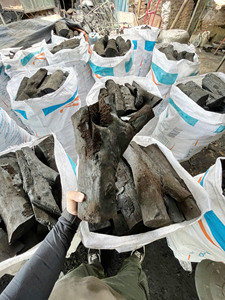 Charbon de bois dur du Vietnam de qualité supérieure 7000-8000 Kcal/kg Cendres 3-5% Carbone fixe 80-90% Humidité 5% Combustion longue durée Faible fumée - Product Image 6