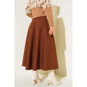 Falda acampanada modelo cachemir marrón - Product Image 4