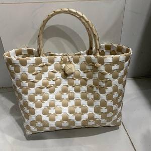 Venta al por mayor de bolsas de plástico reciclado a la moda hechas a mano en Vietnam cierre de cremallera bordado y decoración de cuentas - Product Image 4